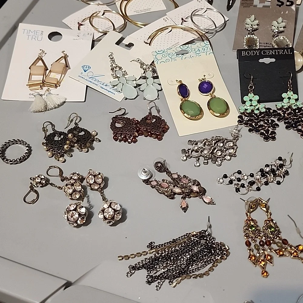 Bundle of 40 earrings